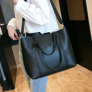 Venta al por mayor Unisex PU cuero impermeable media luna bolso de alta capacidad dos axilas correas cremallera cadenas de moda Color puro - Product Image 2