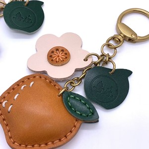 Porte-clés et accessoire de sac de voiture créatif en cuir véritable de vachette pleine fleur, en forme de pomme plate, écologique, en acier inoxydable, motif dessin animé - Product Image 5
