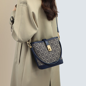 2025 New Style <b>Women's</b> Bag Shoulder Carry Classic Floral Pattern Bag with <b>Large</b> Capacity <b>for</b> Commuting and Crossbody Use - Product Image 1