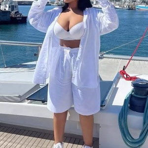 Conjunto de 2 Piezas Blanco para Mujer - Camisa de Manga Larga con Botones y Pantalones Cortos hasta la Rodilla, Estilo Africano - Product Image 1