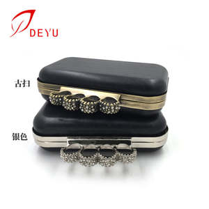 Boîte en métal doré, 16x9.5cm, sacoche à main, cadre avec chaînes - Product Image 4