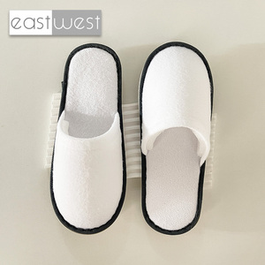 Vente en gros de pantoufles est-ouest de bonne qualité pour hommes pantoufles dormeuses noir pour hôtels Logo personnalisé pour femmes pantoufles d'été pour la sieste - Product Image 6