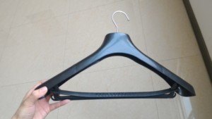 Günstiger Kleiderbügel aus Kunststoff nach Maß, Robuster Anzugbügel mit Hosensteg aus Kunststoff - Product Image 3