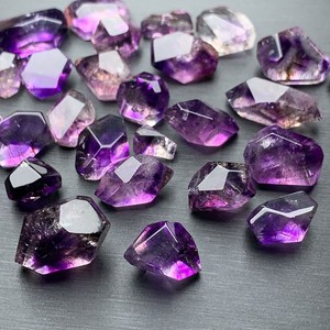 Pierres de cristal d'améthyste naturelle facettées de forme libre, quartz violet poli, pierres précieuses en vrac pour la fabrication de bijoux et la décoration - Product Image 1