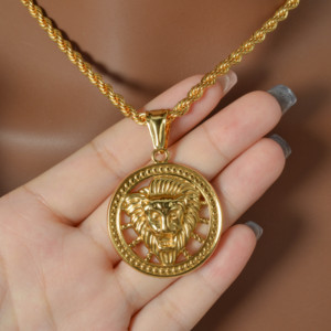 Pendentif Collier Homme Tête de Lion Creuse Ronde Personnalisable en Acier Inoxydable 316L Plaqué Or 18K avec Cordon Tressé Épais - Product Image 1