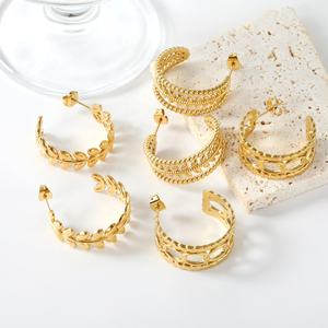 Boucles d'oreilles créatives géométriques romantiques en acier inoxydable plaqué or 18 carats, bijoux étanches en forme de cœur et de C pour femmes - Product Image 1