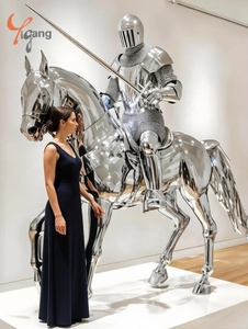 Sculpture d'armure de chevalier médiéval et de cheval de guerre en acier inoxydable, conçue sur mesure, polie à la main, art 3D, objet de collection - Product Image 2