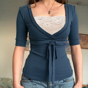 เสื้อผู้หญิงสีน้ำเงิน แขนยาวปานกลาง แต่งลูกไม้ คอวี มีเชือกผูกด้านหน้า ทรงเข้ารูป สไตล์วินเทจ เสื้อลำลอง - Product Image 1