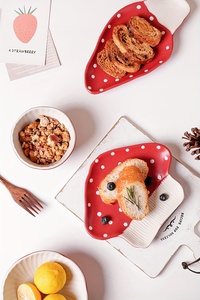 Juego de platos de cerámica de setas de lunares rojos y blancos vibrantes con cuchara Juego de vajilla de cuencos y platos para uso de comidas - Product Image 5