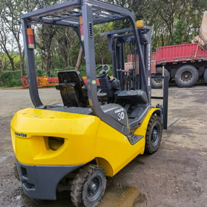 Chariot élévateur Komatsu FD30 d'occasion de qualité supérieure, 3 tonnes, diesel, avec déplaceur latéral et haute efficacité pour entrepôt, hauteur de levage 4,5 mètres - Product Image 1