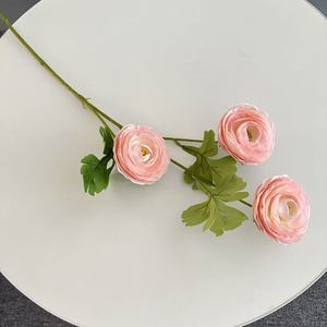 Meilleures ventes : fleur artificielle en soie, 3 têtes de renoncule blanche, pour la décoration de mariage et de la maison - Product Image 1