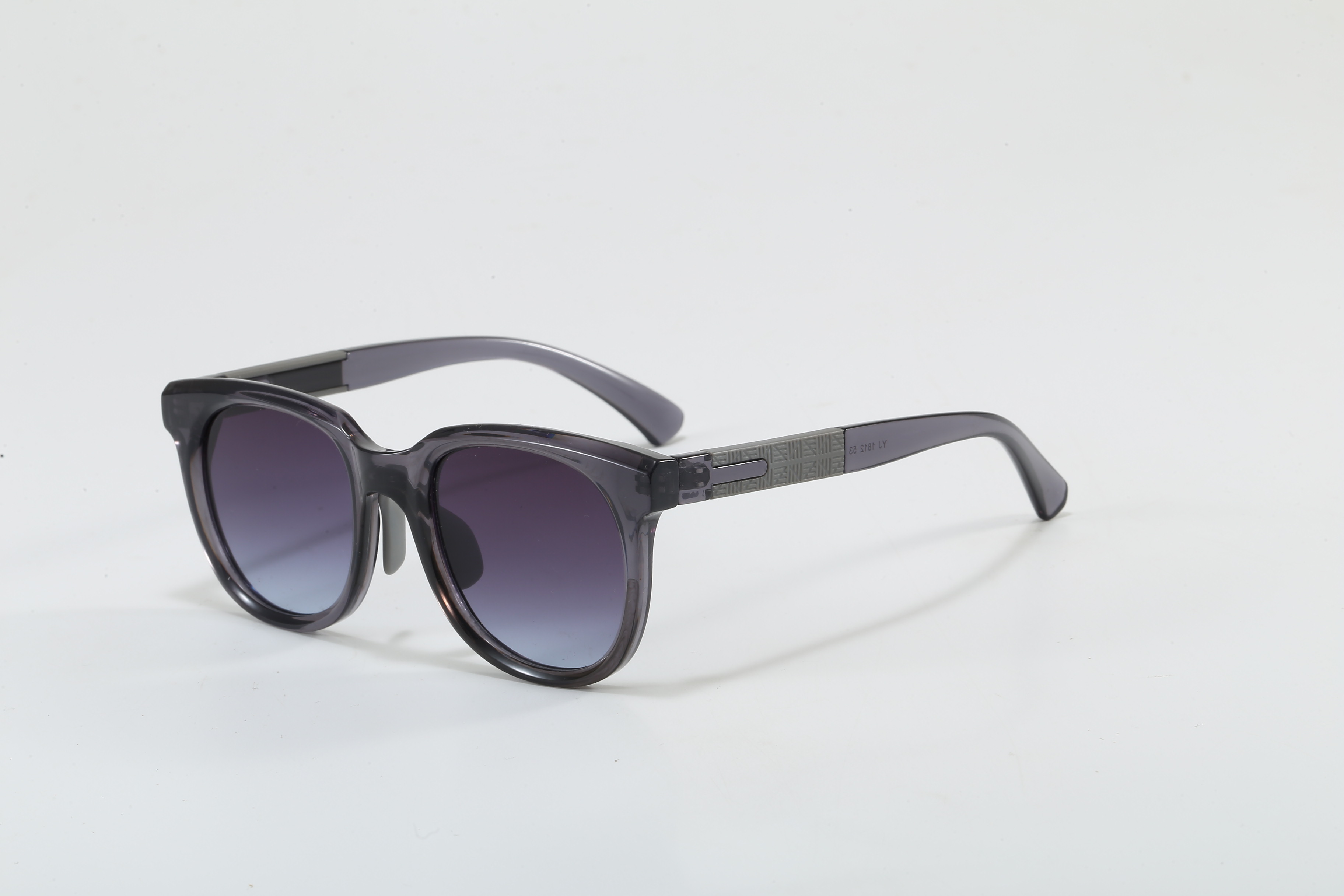 Cadre gris, pièce gris-violet.