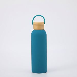 Termo Deportivo Portátil de Acero Inoxidable, Botella de Agua con Aislamiento al Vacío, Recubrimiento de Goma, Asa y Tapa de Bambú - Product Image 5