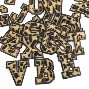 Nuovo arrivo A-Z asciugamano alfabeto inglese personalizzato ricamato oro Glitter bordo ferro sulle toppe di ciniglia leopardo - Product Image 4