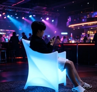 Fauteuil d'extérieur moderne en PE avec éclairage LED RGB étanche pour hall d'hôtel, salle à manger, chambre à coucher - Garantie de 2 ans