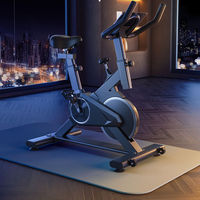 Vélo de spinning d'intérieur blanc léger et compact 14 kg avec transmission par courroie, moniteur de calories LCD et guidon réglable pour la maison