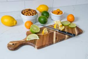 Tabla de Charcutería en Espiga de Acacia y Madera de Caucho Ecológica Lumina para Aperitivos, Quesos, Carnes o Bocadillos de 17 Pulgadas - Product Image 4