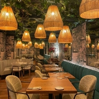 Ensemble de mobilier de restaurant au design moderne et contemporain - Tables en bois à bord naturel, chaises en métal noir, banquettes en cuir/tissu - Usage commercial