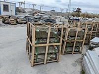 Piliers de palissade d'aménagement paysager de jardin en basalte brun et doré stocké RF