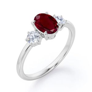 แหวนหมั้นเงินแท้ 925 ประดับทับทิมทรงรี 0.8 กะรัต พร้อมทับทิมโมอิสซาไนต์เคลือบโรเดียม เหมาะสำหรับงานแต่งงาน - Product Image 4