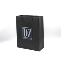 Sacs en papier d'emballage de luxe noir pour vêtements, Logo personnalisé imprimé, pochette en papier pour chaussures et bijoux, idée de cadeau, vente en gros, 100 pièces