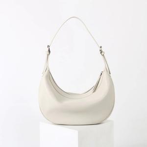 Bolso de Hombro Tipo Hobo de Media Luna, Hecho a Medida, de Cuero Curtido Vegetal, Ecológico, Impermeable, con Cierre de Cremallera - Product Image 1