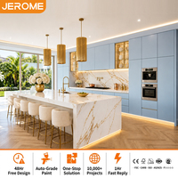 Meubles de cuisine sur mesure : armoires de rangement modernes avec paniers extractibles, tiroirs de garde-manger, menuiserie minimaliste, laque bleu clair