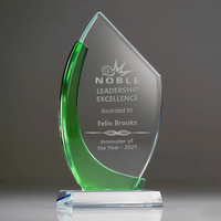 Trophée moderne en cristal de verre avec options d'accentuation bleu, vert, rouge, logo et texte gravés en profondeur pour les récompenses d'entreprise