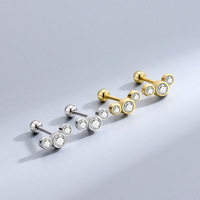 Zierliche 14K Vergoldete 925 Sterling Silber Graduierte Fassung Flache Ohrstecker 925 Silber Dreifach Runde Stein-Ohrstecker