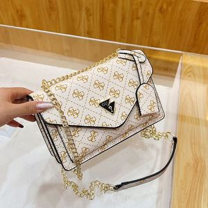 Nouveau <span class=keywords><strong>sac</strong></span> carré <span class=keywords><strong>petit</strong></span> format Guesses, à bandoulière, style messager, pour <span class=keywords><strong>femme</strong></span>, avec chaîne simple, imprimé patchwork et couleur unie, mode rétro. - Product Image 6