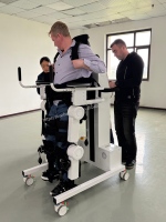 Exosquelette robotisé léger pour la rééducation des membres inférieurs, pour des exercices indépendants des jambes à domicile