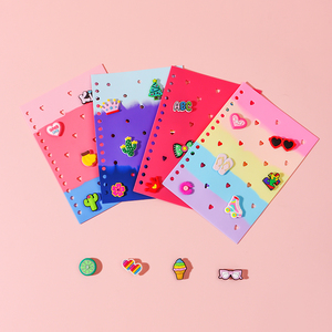 สมุดโน้ตปกซิลิโคนแบบนิ่มสั่งทำพิเศษ พร้อมรูสำหรับตกแต่งด้วยจี้ DIY สมุดโน้ตสีสันสดใสสำหรับนักเรียน - Product Image 3