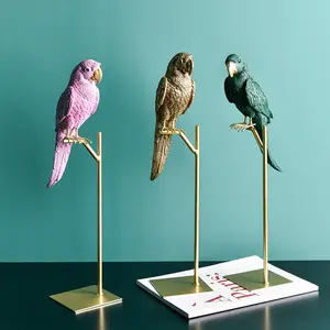 İskandinav yaratıcı severler parrot kapalı süslemeleri küçük kuş hayvan heykel reçine el sanatları papağan heykeli ile metal standı