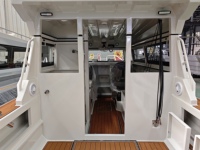 Perahu Pancing Aluminium Sport 9m dengan Mesin Luar, Konstruksi Dilas, Kabin Tengah, untuk Rekreasi, Bersantai, dan Hiburan di Sungai