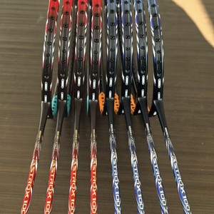 Vente en gros de raquettes de badminton 100ZZ 4U ultra-légères 80-84g non cordées |   46T Fibre de carbone polyvalente |   Usine de fabrication de raquettes personnalisées OEM - Product Image 2