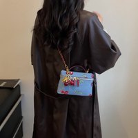 Tas Kotak Mini Denim Retro Bordir Cherry untuk Wanita dengan Pegangan Atas dan Tali Rantai Liontin