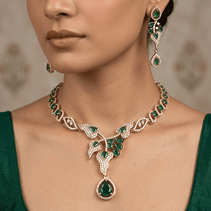 Ensemble collier pendentif élégant en laiton plaqué or antique avec chaîne torsadée et boucles d'oreilles assorties pour femme, idéal pour les fêtes - Product Image 1