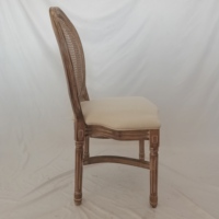 Chaise d'Allée Vintage Française en Bois Massif avec Dossier en Rotin Empilable – Luxe, Extérieur, Événements, Hôtels, Salles, Restaurants – Vente en Gros