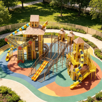 Structure de jeu personnalisée en forme de maison dans les arbres avec plusieurs tours, toboggan et filet de cordes pour parc à thème commercial