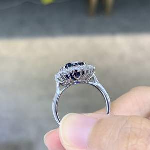 Anillo de Compromiso Vintage de Zafiro Azul Cultivado en Laboratorio de Silicona para Mujer, Chapado en Oro Rodio, Corte Ovalado, Certificado por Terceros - Product Image 4