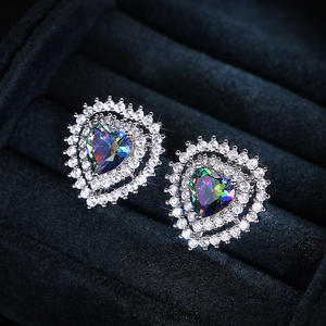 Boucles d'oreilles clous cœur E1002 en quartz arc-en-ciel multicolore, cristaux naturels sertis griffe, bijoux romantiques pour femme pour soirée - Product Image 4