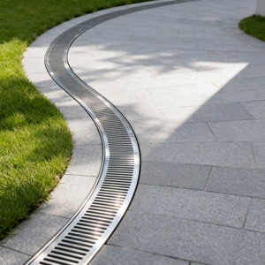 قناة تصريف خطية مخفية مخصصة من الفولاذ المقاوم للصدأ 304، قناة منحنية لتصريف الأرضيات في الممرات والحدائق الخارجية بخصائص مقاومة للتآكل - Product Image 3