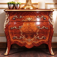 Lit double sur mesure de style royal européen, sculpté en acanthe, avec sommier haut et pieds dorés, idéal pour suite de chambre principale de palais