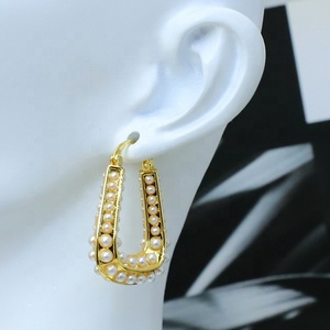 Boucles d'oreilles créoles plaquées or avec perles miniatures de luxe, boucles d'oreilles trapèze en perles exquises, boucles d'oreilles rondes plaquées or, cadeau - Product Image 1
