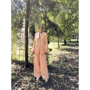 Ensemble de costume élégant pour femme en rose poudré, veste en satin, pantalon, poignets fourrés, 100% polyester - Product Image 5