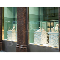 Vitrine murale à LED rétroéclairée avec motif géométrique moderne en forme de diamant et dessus en verre pour boutique