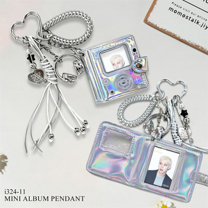Porte-clés holographique pour mini-album KPOP des groupes de garçons JK SUGA <span class=keywords><strong>RM</strong></span> JIN, porte-carte photo en PU laser YUQI, cadeau pour fans en forme de cœur - Product Image 1