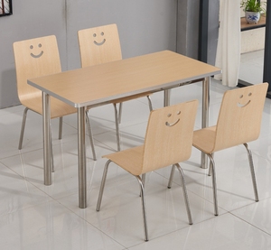 Ensemble table et chaises de cafétéria simple avec structure en acier inoxydable et finition en bois naturel, mobilier de salle à manger durable pour restaurant - Product Image 1