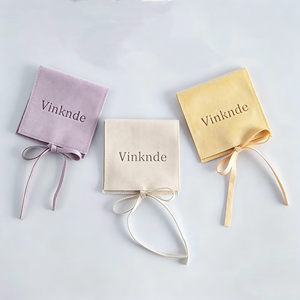 Pochette à bijoux en velours suédé personnalisée, luxueuse et discrète, avec fermeture à ruban, logo en relief, couleur pastel macaron, sac de rangement portable - Product Image 4