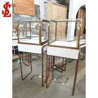 Vitrine de présentation de bijoux en noyer foncé de luxe, finition bois, aménagement boutique, comptoir en verre, éclairage LED, écologique, durable